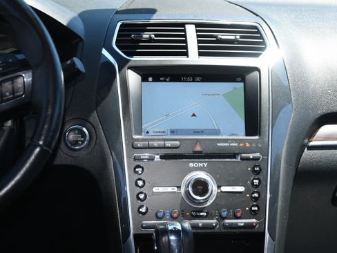Used 2018 Ford Explorer Limited w/ Equipment Group 301A FWD image 18