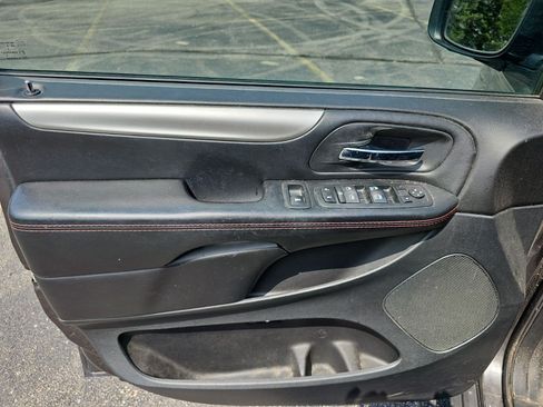Used 2019 Dodge Grand Caravan GT FWD image 18