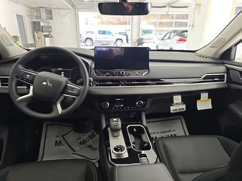 New 2025 Mitsubishi Outlander ES image 11