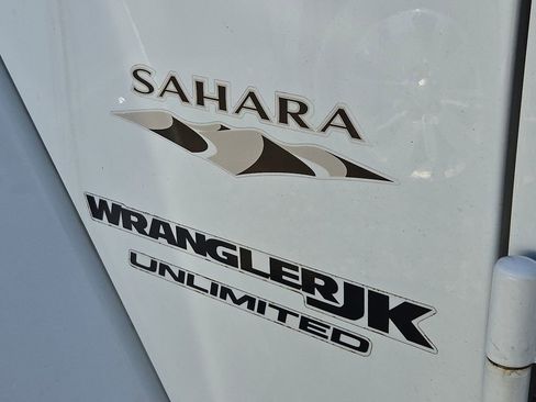 Used 2018 Jeep Wrangler Unlimited Sahara w/ Connectivity Group image 10