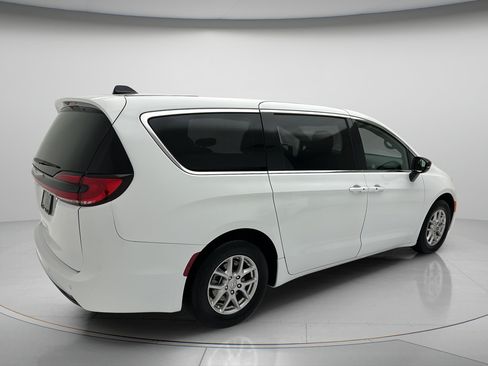 Used 2025 Chrysler Pacifica Select FWD image 5