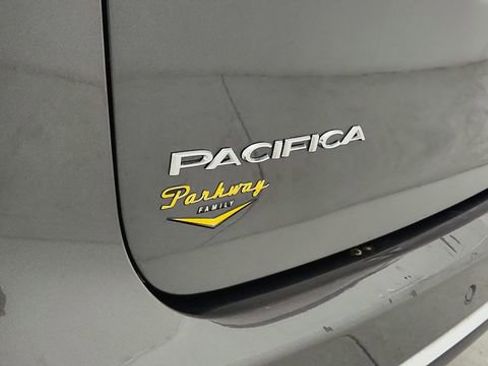 Used 2023 Chrysler Pacifica Touring-L FWD image 32