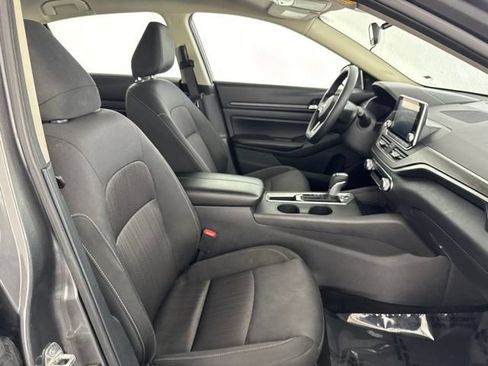 Used 2025 Nissan Altima 2.5 SV FWD image 25