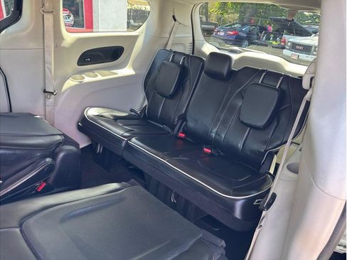 Used 2023 Chrysler Pacifica Limited FWD image 34