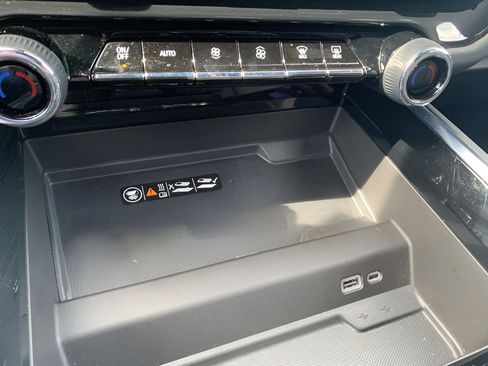 Used 2025 Chevrolet Suburban Premier AWD/4WD image 13