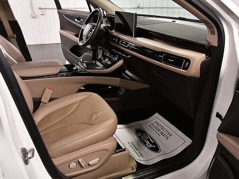 Used 2022 Lincoln Nautilus Reserve image 26