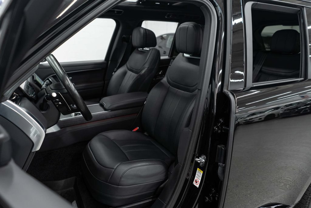 Used 2025 Land Rover Range Rover SE AWD/4WD image 9