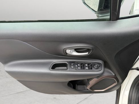 Used 2023 Jeep Renegade Latitude AWD/4WD image 21