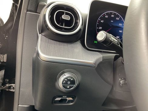 Used 2025 Mercedes-Benz C 300 4MATIC Sedan image 9