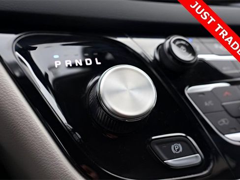 Used 2024 Chrysler Pacifica Touring-L image 39