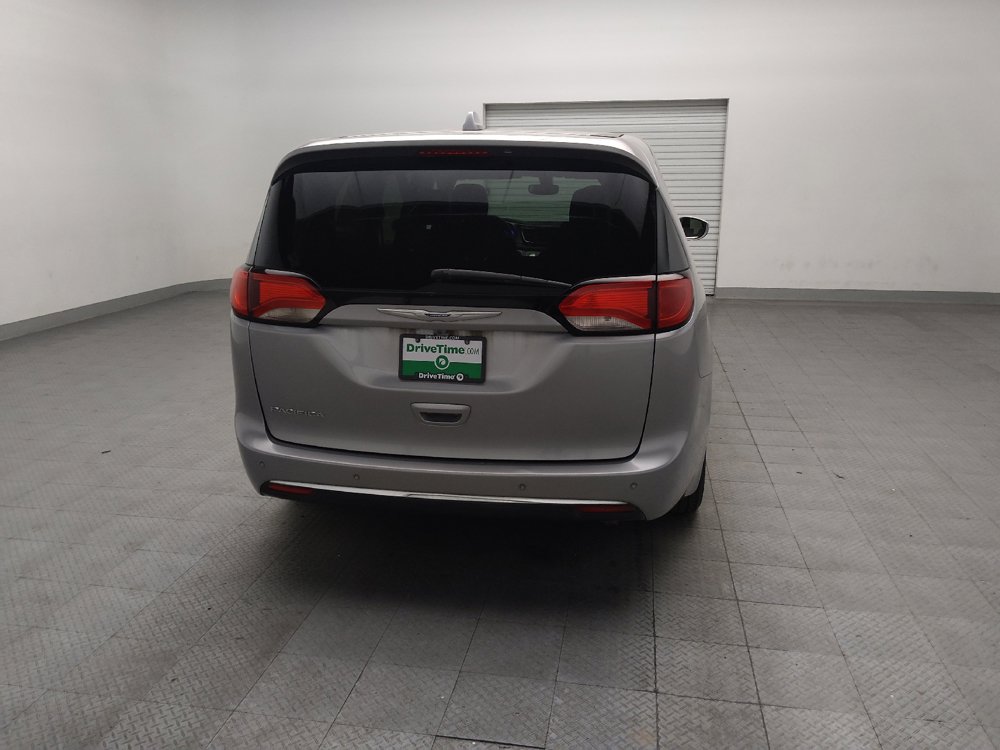 Used 2020 Chrysler Pacifica Touring FWD image 7