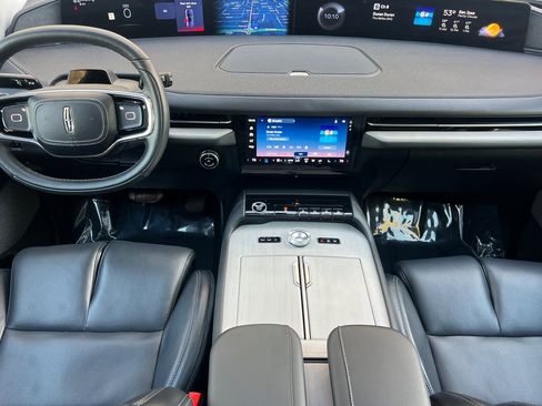 Certified 2025 Lincoln Navigator L Reserve image 13