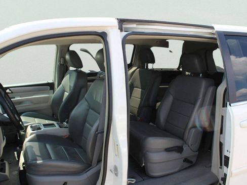 Used 2009 Volkswagen Routan SEL FWD image 6