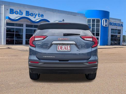 Used 2024 GMC Terrain SLE image 4