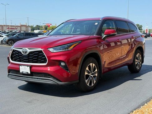 Used 2021 Toyota Highlander XLE AWD/4WD image 9