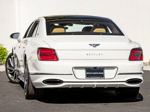 Used 2025 Bentley Flying Spur Plug-In Hybrid AWD/4WD image 3