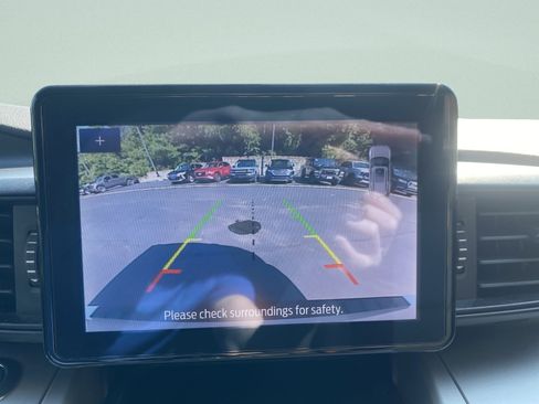 Used 2022 Ford Explorer XLT image 18