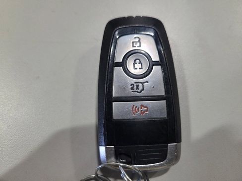 Used 2022 Ford Explorer XLT image 32