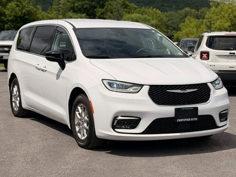 Used 2024 Chrysler Pacifica Touring-L FWD image 3