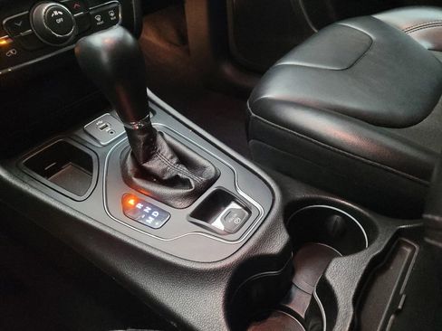 Used 2019 Jeep Cherokee Latitude Plus FWD image 26