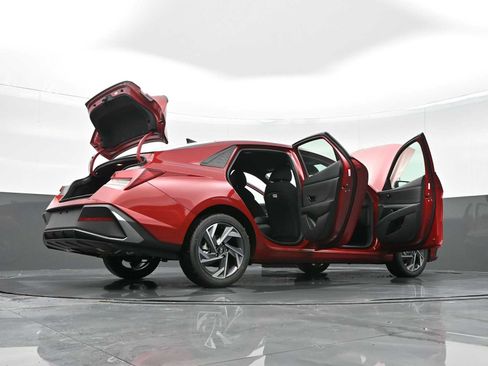 Certified 2025 Hyundai Elantra Sport image 42