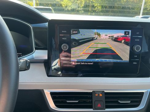 Certified 2025 Volkswagen Taos SE image 22