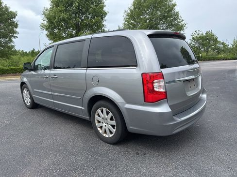 Used 2013 Chrysler Town & Country Touring FWD image 4