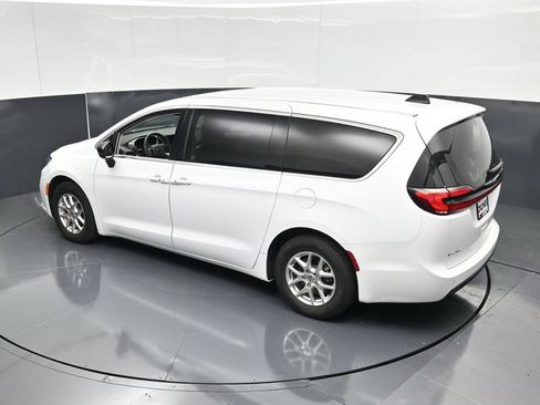 Used 2024 Chrysler Pacifica Touring-L FWD image 48