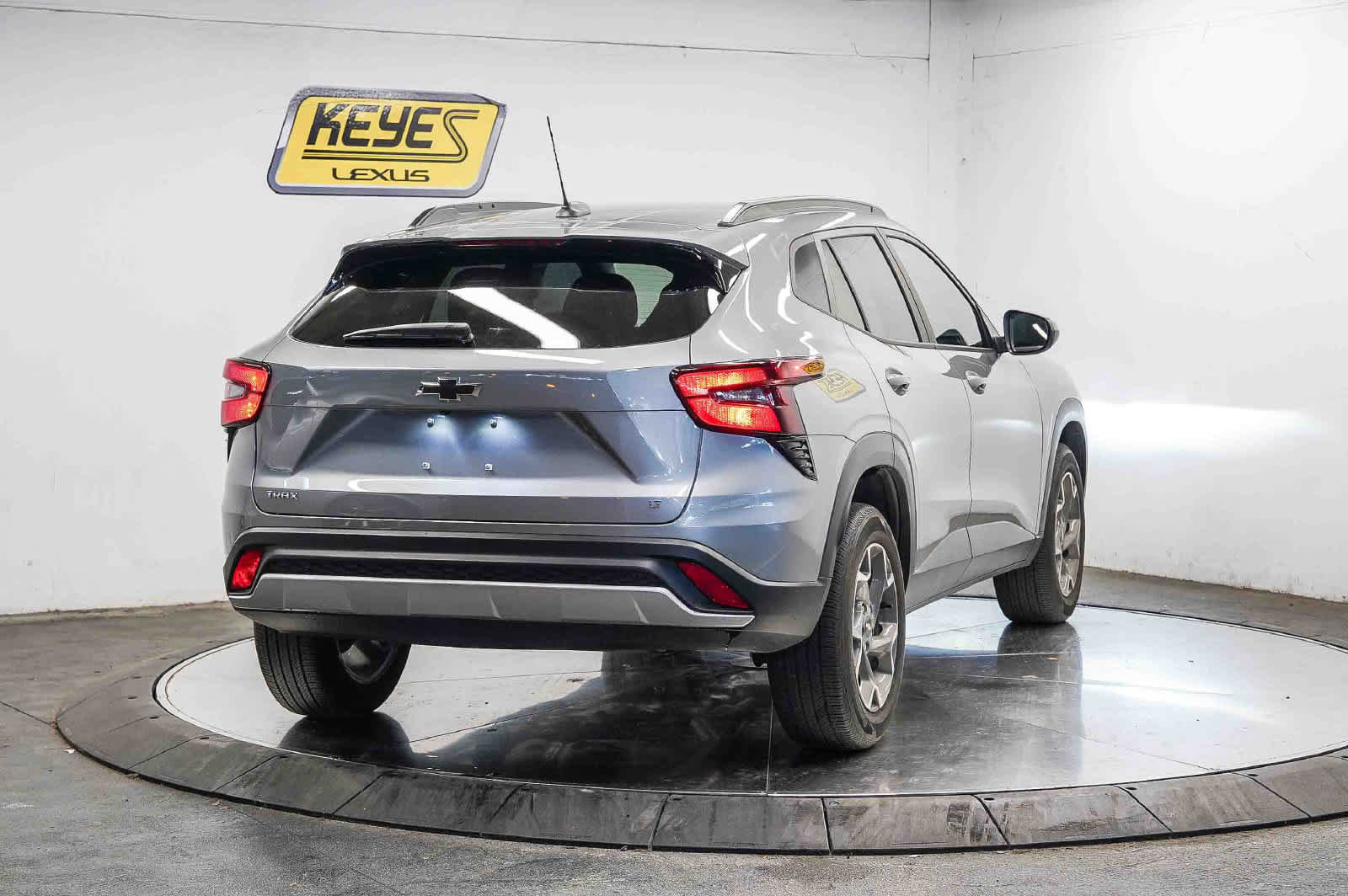 Used 2025 Chevrolet Trax LT FWD image 4