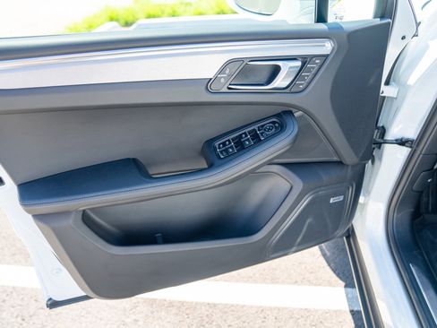 Certified 2026 Porsche Macan AWD/4WD image 10