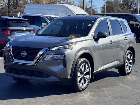 Used 2022 Nissan Rogue SV image 2