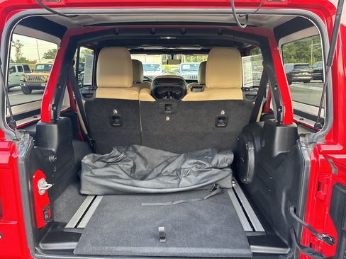 Used 2018 Jeep Wrangler Unlimited Sahara AWD/4WD image 35