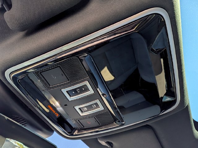 Used 2019 Land Rover Range Rover Velar R-Dynamic SE AWD/4WD image 18