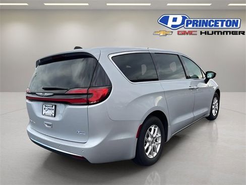 Used 2024 Chrysler Pacifica Touring-L image 8