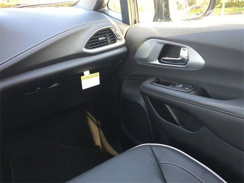 New 2026 Chrysler Pacifica Limited w/ Uconnect Theater Family Group image 23