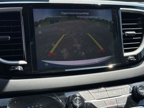 Used 2023 Chrysler Pacifica Touring-L FWD image 18