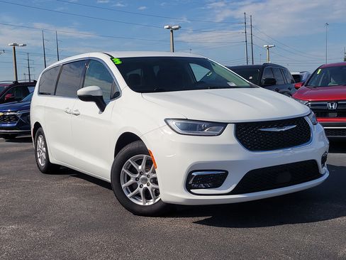 Used 2023 Chrysler Pacifica Touring-L FWD image 1