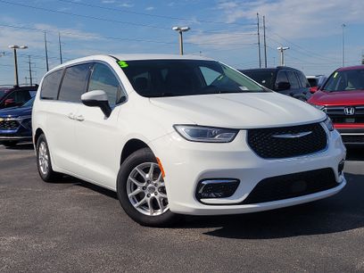 Used 2023 Chrysler Pacifica Touring-L