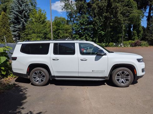 Used 2023 Jeep Wagoneer L Series II AWD/4WD image 6