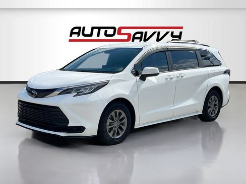 Used 2023 Toyota Sienna LE FWD image 3