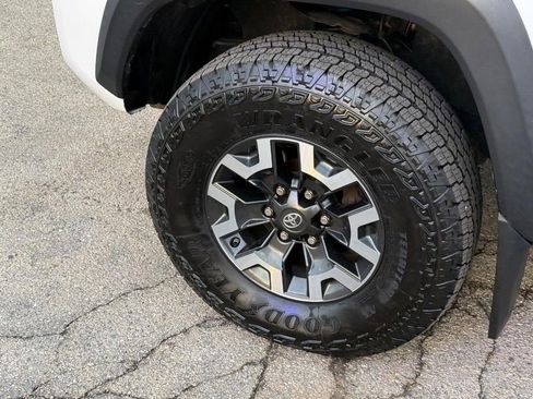 Used 2017 Toyota Tacoma TRD Off-Road w/ Tow Package (A/T) image 10