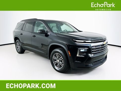 Used 2025 Chevrolet Traverse LT image 1