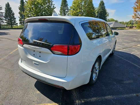 Used 2018 Chrysler Pacifica Touring Plus w/ Tire & Wheel Group FWD image 6