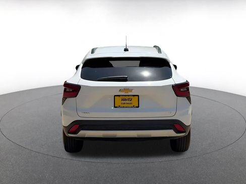 Used 2025 Chevrolet Trax LT FWD image 12