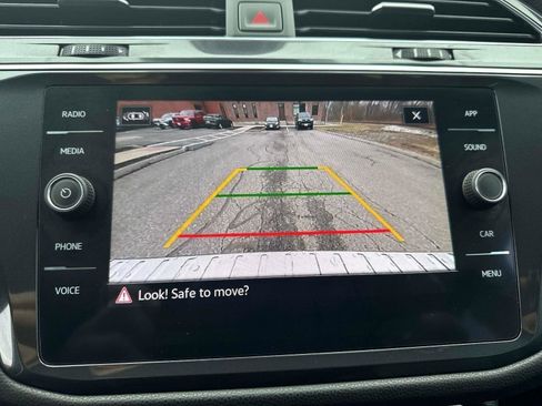 Used 2022 Volkswagen Tiguan SE w/ Panoramic Sunroof Package AWD/4WD image 26