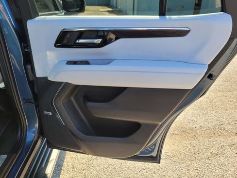 Used 2025 Chevrolet Tahoe Premier AWD/4WD image 11