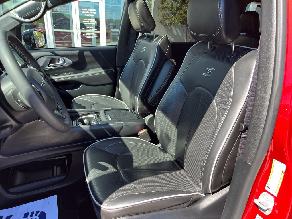 Used 2025 Chrysler Pacifica Limited FWD image 5