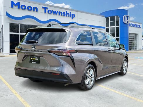Used 2023 Toyota Sienna XLE w/ XLE Plus Package AWD/4WD image 6