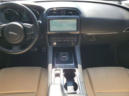 Used 2019 Jaguar F-PACE Premium image 15