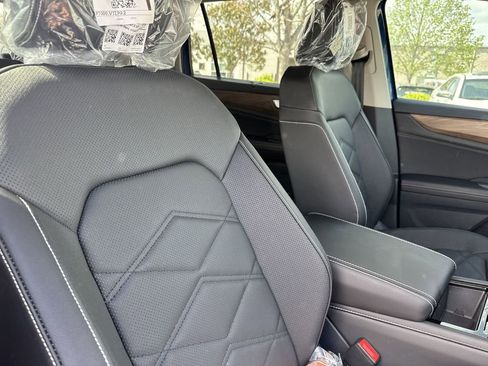 New 2025 Volkswagen Atlas SE image 18